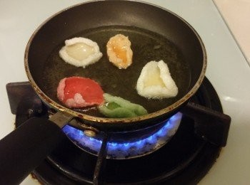 step1: 材料: 香茅兩枝切片, 蝦片,牛頸脊,蔥粒,蒜蓉牛扒汁或雞汁一湯匙
醮料: 生抽一湯匙，糖一茶匙,生粉半湯匙，油半湯匙,最後將香茅一齊醮牛肉。

做法: 先用油炸蝦片備用,
 熱鑊將牛肉和香茅一齊炒,肉熟落蔥粒和醬料炒兩下熄火,將牛肉連同蔥粒放在蝦片上。

☆牛肉太大片請先剪細才放上蝦片上。