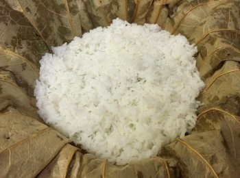 step4: 將荷葉鋪在竹籠上，將煮好的白飯平鋪在荷葉上待涼少許