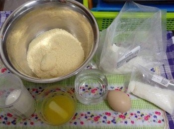 step1: 準備好材料：
*牛油液態化(可用明火／微波爐／熱水座溶)
*雞蛋打發好
*粉類拌勻過篩
*焗爐200度預熱

*可做12-14個大約2吋的小蛋糕