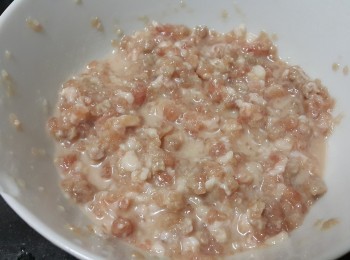 step4: 免治豬肉，用雞粉，胡椒粉，糖，2湯匙水攪成肉醬備用，這做法可另豬肉更幼滑，同倒入烹煮時會容易散開，不會變成一舊舊