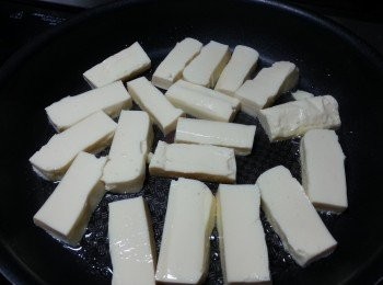 step1: 自製玉子豆腐切長條形,用油慢火將兩邊煎香