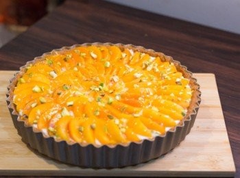 step18: <span class="group_3">撻面</span>開心果去殼去衣，放入保鮮袋內用硬物打碎，再灑於<span class="group_3">撻面</span>，脫模即成