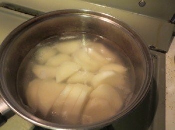 step1: 薯仔去皮，切塊。大鍋加入水和薯仔，水至薯仔兩倍的高度，滾起後轉中火，加適量鹽，不用加蓋，煮15-20分鐘至薯仔變軟，用牙籤叉一叉，能輕易叉入便是熟了
