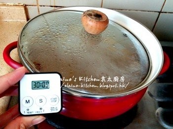step5: 用中火煮至冰糖溶 , 再拌一拌勻材料 , 蓋上蓋用中火煲30分鐘