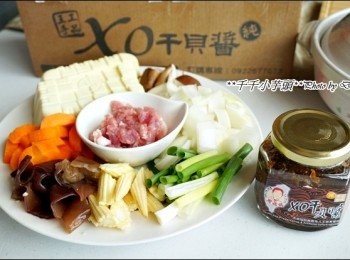 step1: 周媽媽XO干貝醬 1匙 雞蛋豆腐 1盒 青蔥 2支 醬油 少許 洋蔥 1/4顆 香菇 2朵 紅蘿蔔 適量 黑木耳 適量 絞肉　適量(可用肉片代替) 玉米荀 4支