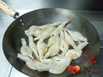 step2: 鍋中放油和蝦煎兩面