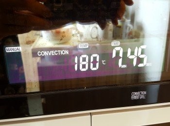 step8: 以180度預熱焗爐，放入串燒後焗8分鐘。