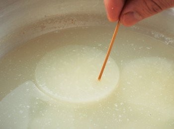 step3: 以中火加熱至沸騰後轉小火，煮約20分鐘，煮至能用細竹籤輕輕刺穿的軟度。關火後不須移動，直接放涼（浸湯法※）