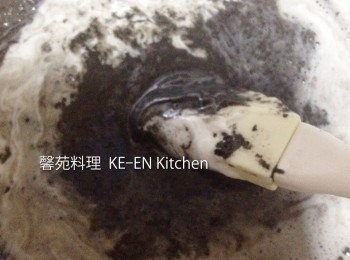 step1: 黑芝麻和棉花糖放入碗内、保鮮膜封上、用微波爐加熱1分鐘