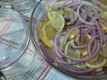 step4: 把切片好的洋蔥和檸檬加入糖醋汁液中拌一拌 ; 取一個保鮮的玻璃瓶入熱水中煮沸消毒