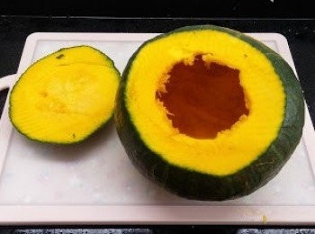 step2: 南瓜洗乾淨，切去頂部位置，由頂計至少切3cm厚 (做蓋)，刮去南瓜內的籽及囊