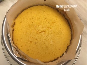 step8: 以牙籤插入蛋糕無沾黏麵糊就是烤好了。

放涼後，蓋上保鮮膜冷藏4小時以上，隔夜更好。