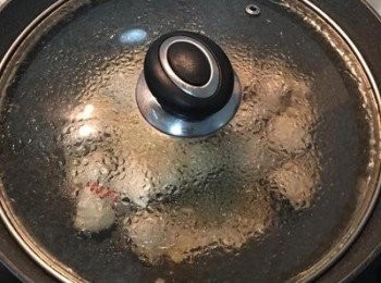 step7: 蓋鍋蓋中火煮到蛤蜊都打開。