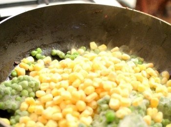 step5: 落1湯匙橄欖油, 落粟米及甜豆, 煮約5分鐘 ( 請按包裝上的指示去煮熟 )