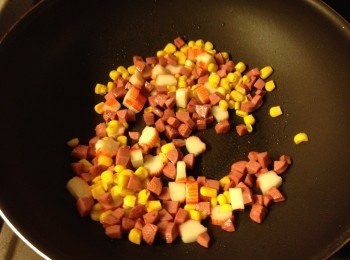 step2: 下油先炒勻腸仔粒, 蟹柳粒和粟米粒, 盛起備用