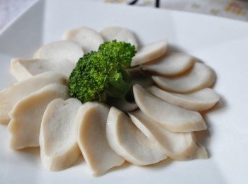 step3: 將杏鮑菇片依序擺盤，中間放入2大朵綠花椰