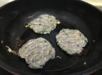 step5: 原鑊燒熱油鑊, 加入鯪魚肉, 用膠鏟輕壓至適合的厚度, 煎約1分鐘再反轉