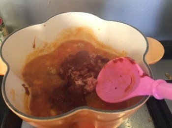 step3: 3. 加入茄膏、牛肉拌均，煮2分鐘。