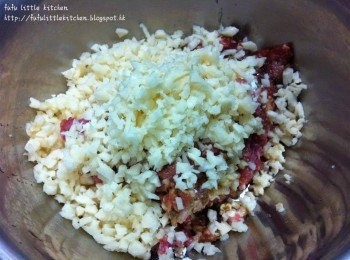 step1: 絞碎豬肉以醃料醃半小時，蓮藕去皮洗淨後碎粒備用。