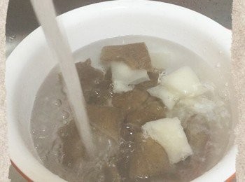 step2: 結凍的蒟蒻，沖熱水。