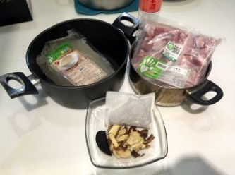 step1: 備妥冷並將豬小排骨下鍋，煮到血沫和淋巴浮出，於水滾前停止。
