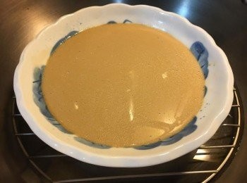 step2: 預備一隻碟掃上少許菜油，倒入粉漿以大火隔水蒸約20分鐘