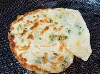 step4: 煎前將餅略為壓扁再碌平，放平底鍋，中火煎香兩面就得喇!