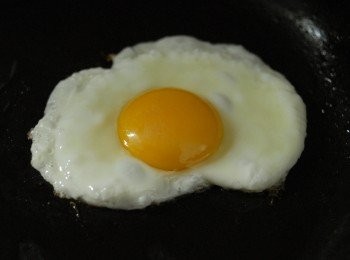 step2: 熱鍋下油，先煎蛋，盛起備用