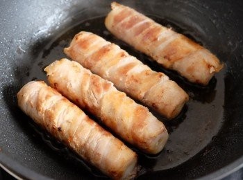 step4: 在鍋中下少許油，放入豚肉獅子狗卷煎至4面金香。