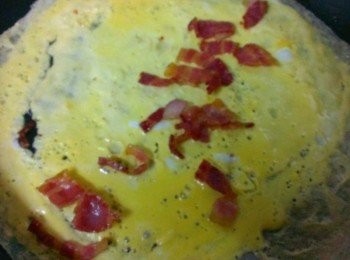 step3: 蛋打散鋪上培根