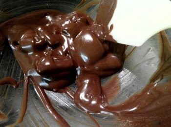 step10: 另外一個碗將黑巧克力隔熱水融化。