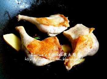 step3: 燒紅鑊 , 將薑片及蔥段爆香 , 放入鴨腿煎至兩面微黃色