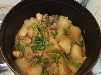 step5: 關火後不要立即開蓋，讓<span class="group_1">食材</span>在鍋內焗5分鐘。食前哂上芫荽拌勻就可以了。