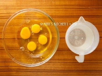 step1: 首先把雞蛋、水還有鹽巴混合均勻並打散成蛋液。(雞蛋和水的比例為1：2)