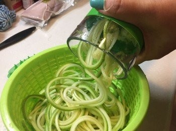 step1: 用這工具刨絲非常方便