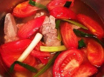 step3: 將所有<span class="group_1">食材</span>放進電鍋內鍋，加水或高湯，加肉醬、米酒，外鍋放1.5米杯水，按下去煮，跳起後，加鹽調味，就上桌囉~就這麼簡單~