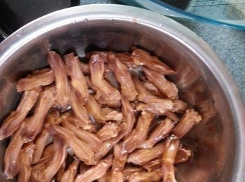 step4: 將自製照燒汁160g,食用開水70g倒入醃好的鴨舌中,煮滾後計,煮1分鐘後熄火,不要開蓋,焗約20分鐘即可(焗熟會令鴨舌肉質嫩滑)