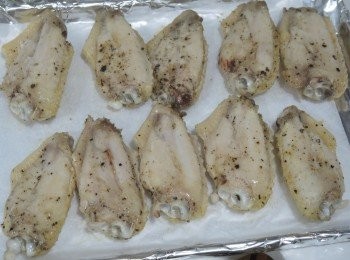 step6: 預熱焗爐180度。將<a href="https://bit.ly/3zHU5V3" target="_blank" data-keyword="雞翼" class="guide-link"><strong>雞翼</strong></a> <span style="display:inline-block;vertical-align:middle;margin-top:-3px;color:initial;border-radius:3px;padding:2px 3px;font-size:12px;line-height:14px;background:#87d300;color:#fff;">即買</span> 放在錫紙焗盤上，放入焗爐焗180度8分鐘，反轉(雞皮向上)再焗多10分鐘至金黃色。