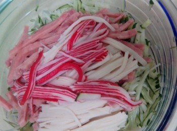 step3: 把青瓜絲、蟹柳絲及火腿絲放在大碗中，加入BB仔沙律醬拌勻。