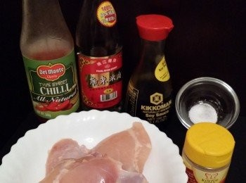 step1: 雞肉洗淨, 瀝乾水份切塊. 加入醃料拌勻醃2小時.