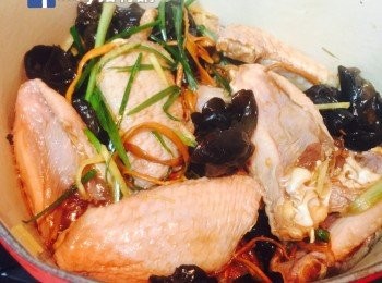 step2: 冬菇去椗，如冬菇和雲耳太大先切細件。將所有材料拌勻連<span class="group_2">醃料</span>放入鑄鐵鍋內。