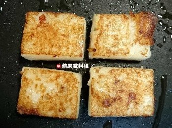 step3: 底部呈金黃色時，開鍋蓋，翻面，蓋鍋蓋續煎。