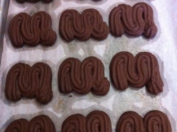 step8: 預熱烤箱180度，把擠好的花紋送進烤箱，烤15分鐘-20分鐘即可。