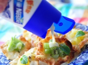 step7: 再擠上奶香濃郁甜蜜蜜的【鷹牌煉奶】，是不是很誘人啊?