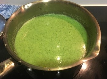 step4: 開火加熱至濃湯煮滾，倒入淡忌廉、鹽及黑椒拌勻即可。