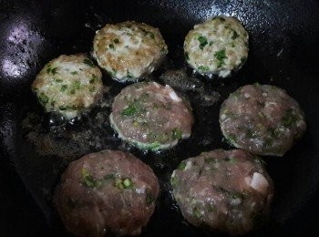 step5: 平底鍋加入一湯匙油燒熱 , 把已整型好的肉餅放入煎至二面金黃和完全熟透即可