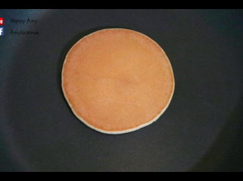 step5: 當餅面開始佈滿泡泡即可反轉煎另一面約20秒至全熟。