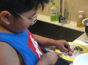 step2: 然後將士多啤梨去蒂和切成小塊備用（切的大小視乎你想吃多大塊的士多啤梨肉）