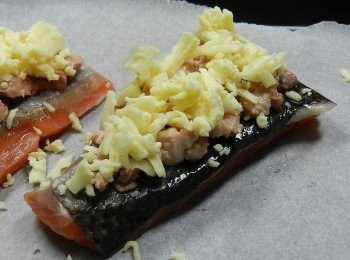 step4: 灑上一層披薩起司，入烤箱180度烤20分鐘