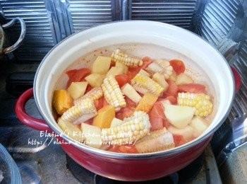 step4: 再加入薯仔 , 南瓜及粟米拌炒數分鐘